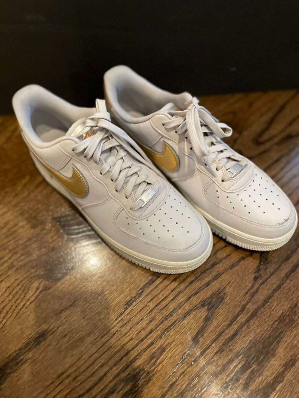 NIKE AIR FORCE 1 LOW WHITE GOLD METALLIC